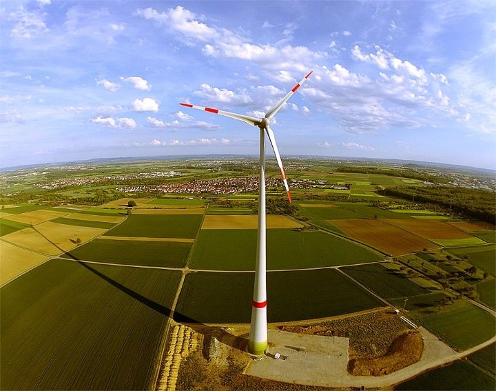 Luftaufnahme des Bürgerwindrads Ingersheim und der umliegenden Landschaft